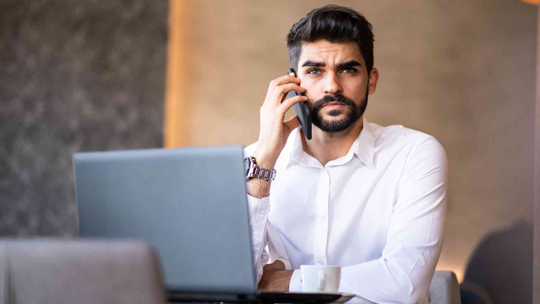 Un hombre hablando por teléfono.