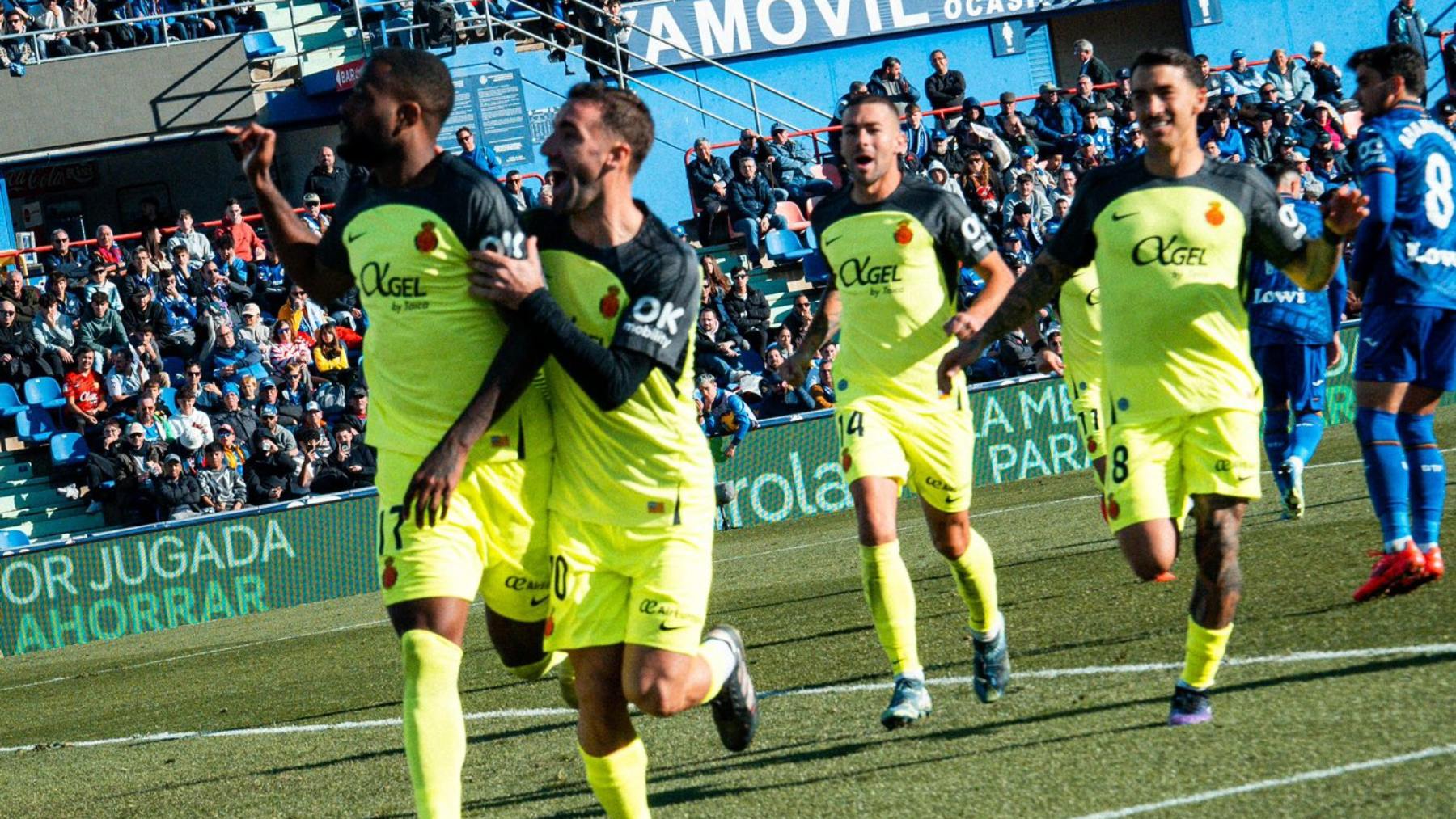 Larin, felicitado por sus compañeros tras marcar el 0-1.