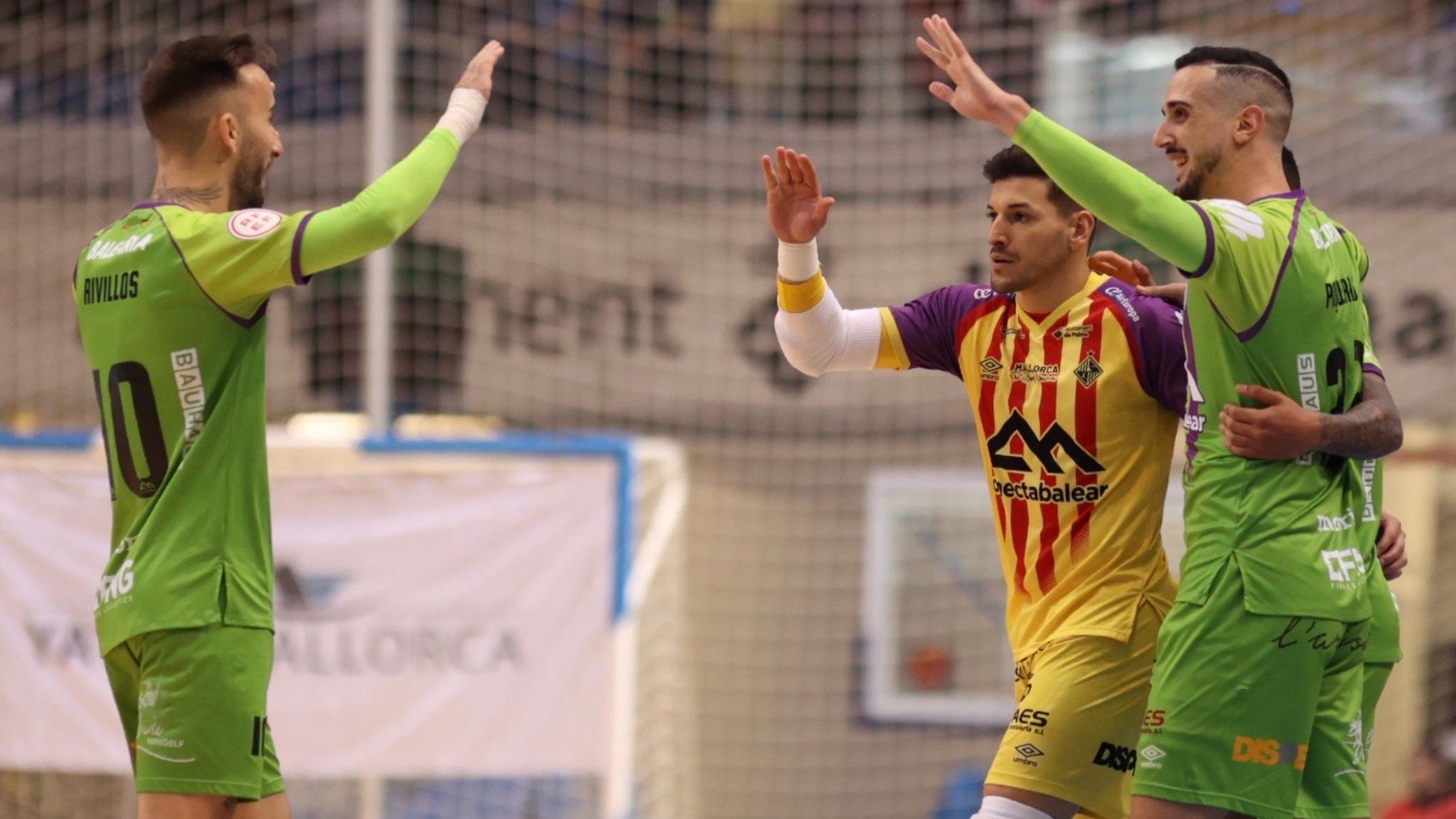 Los jugadores celebran el triunfo.