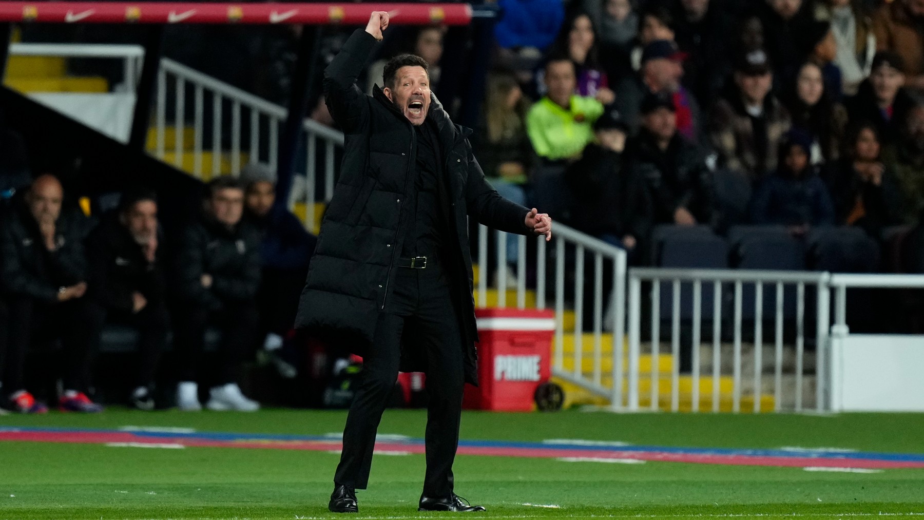 Simeone, hoy, en la banda de Montjuic.