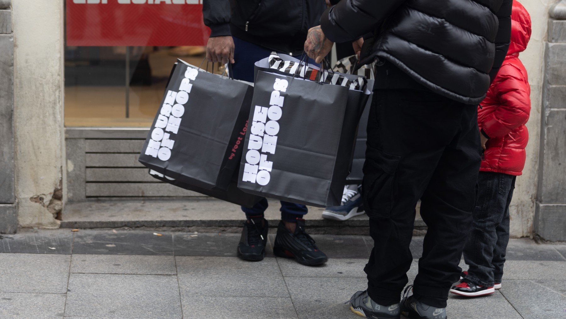 Una familia hace compras de Navidad. (EP)