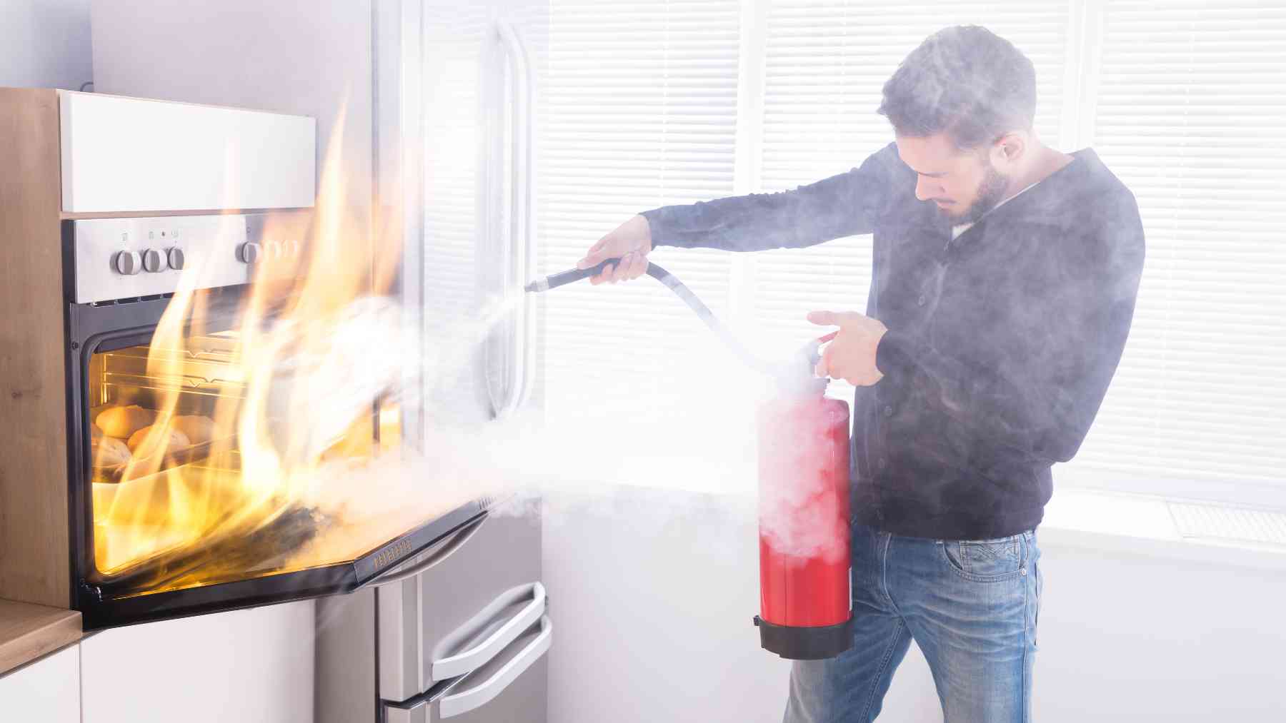 Una persona apagando el fuego en el horno.