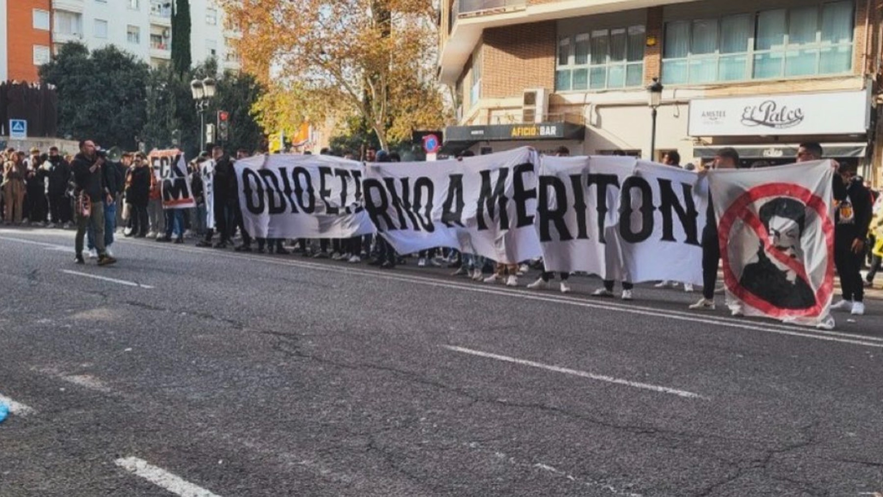 Manifestación en los aledaños de Mestalla.