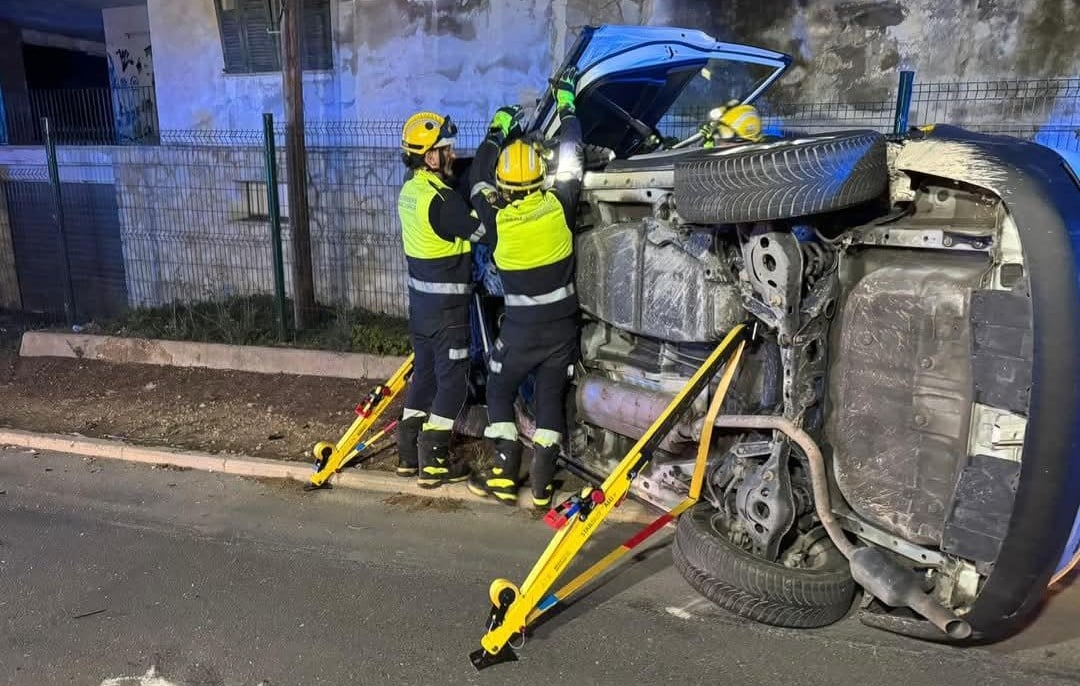 El coche que conducía el hombre acabó estrellándose contra una farola y terminó volcando.