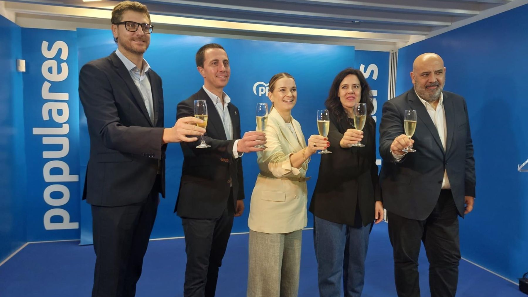 La presidenta del PP de Baleares, Marga Prohens, junto a otros miembros del partido, brindan en la tradicional copa de Navidad. (Europa Press)