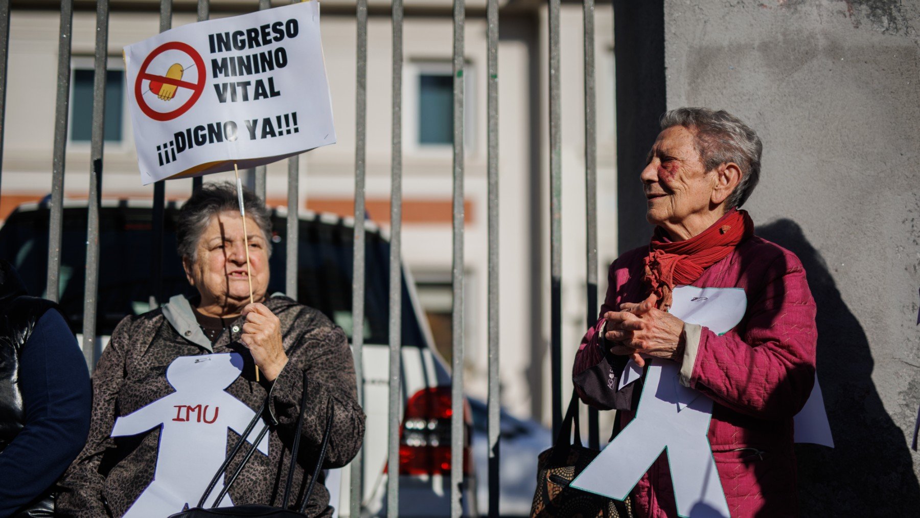 Dos mujeres durante una concentración en defensa de ‘un ingreso mínimo vital digno’. (EP)