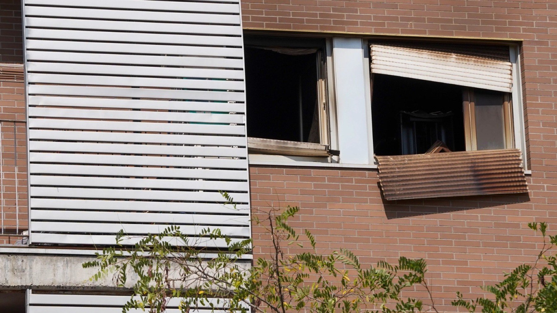 Imagen de la vivienda, un séptimo piso, donde ha tenido lugar el incendio de Granada.