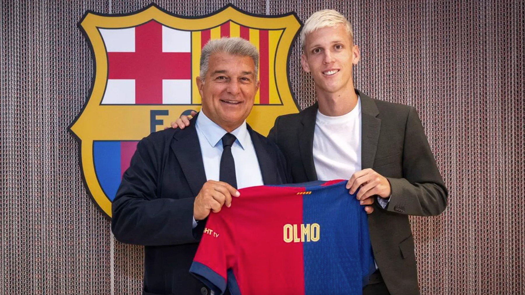 Joan Laporta y Dani Olmo, en la presentación del futbolista con el FC Barcelona.