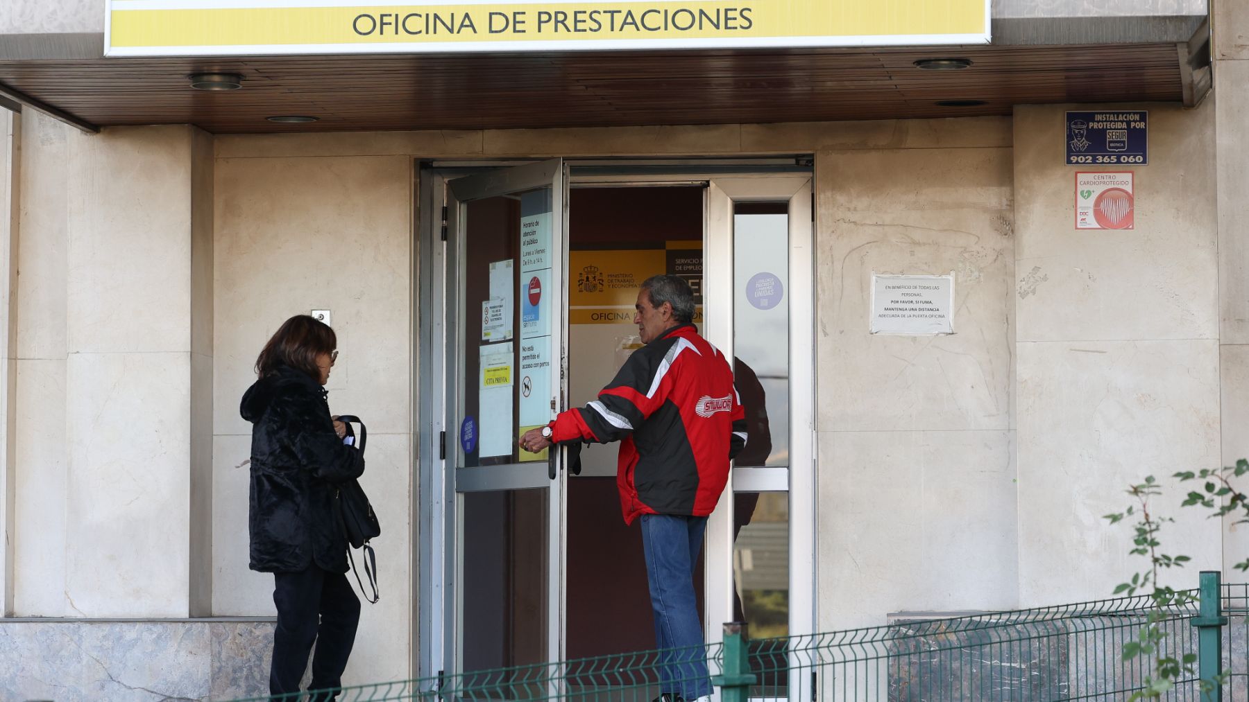 Dos personas entra en una seda del SEPE. (EP)