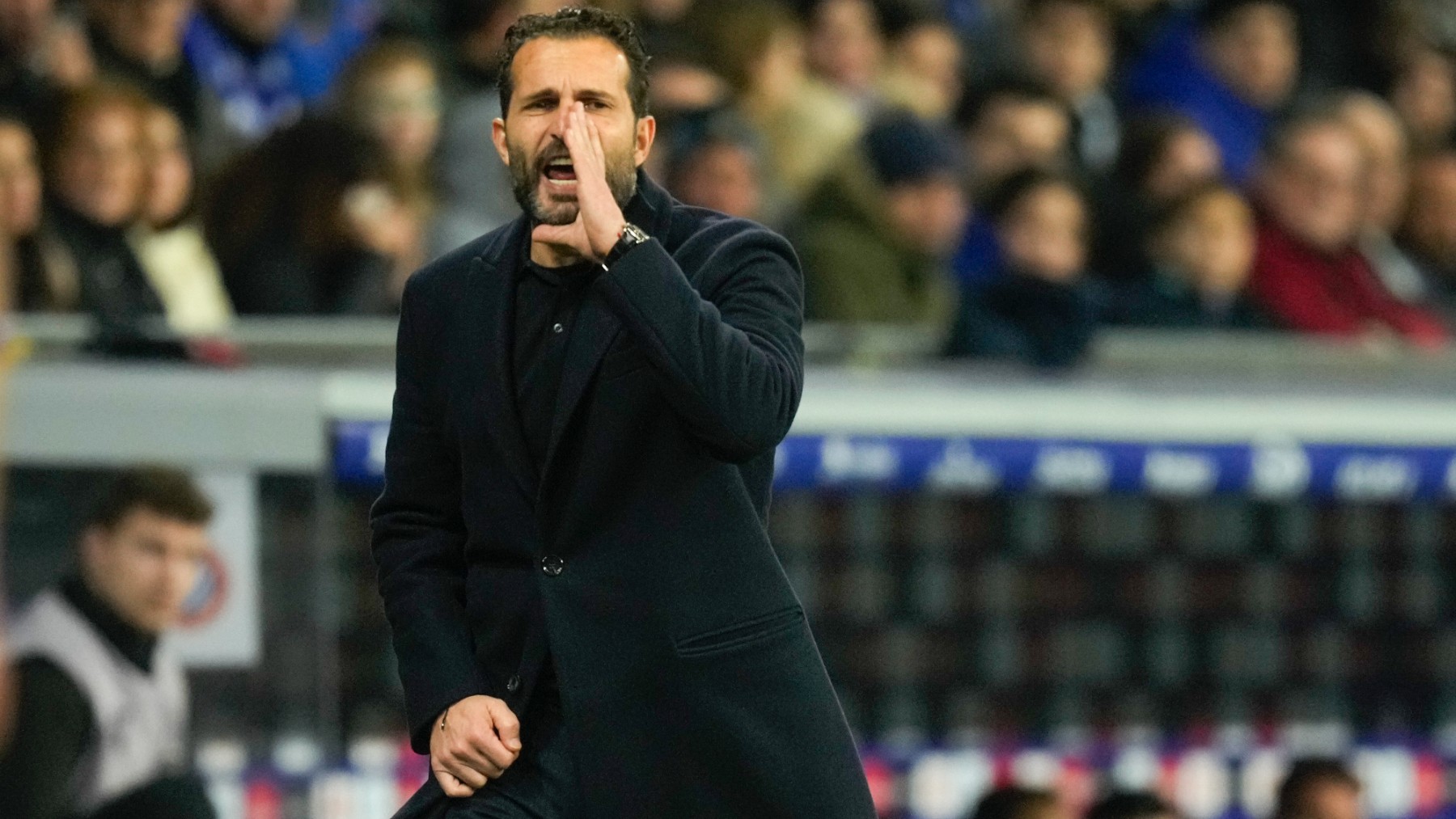 Rubén Baraja dando instrucciones durante un partido del Valencia. (EFE)