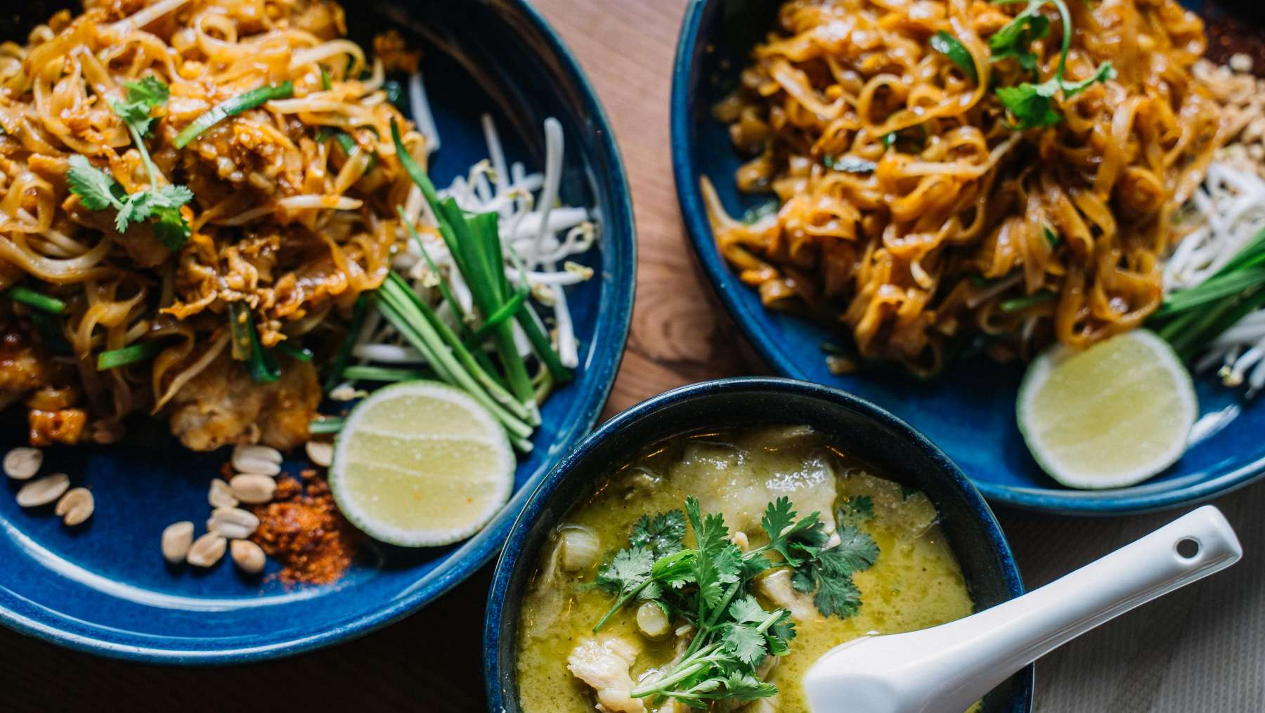 Fideos de arroz con verduras y crema de cacahuete.