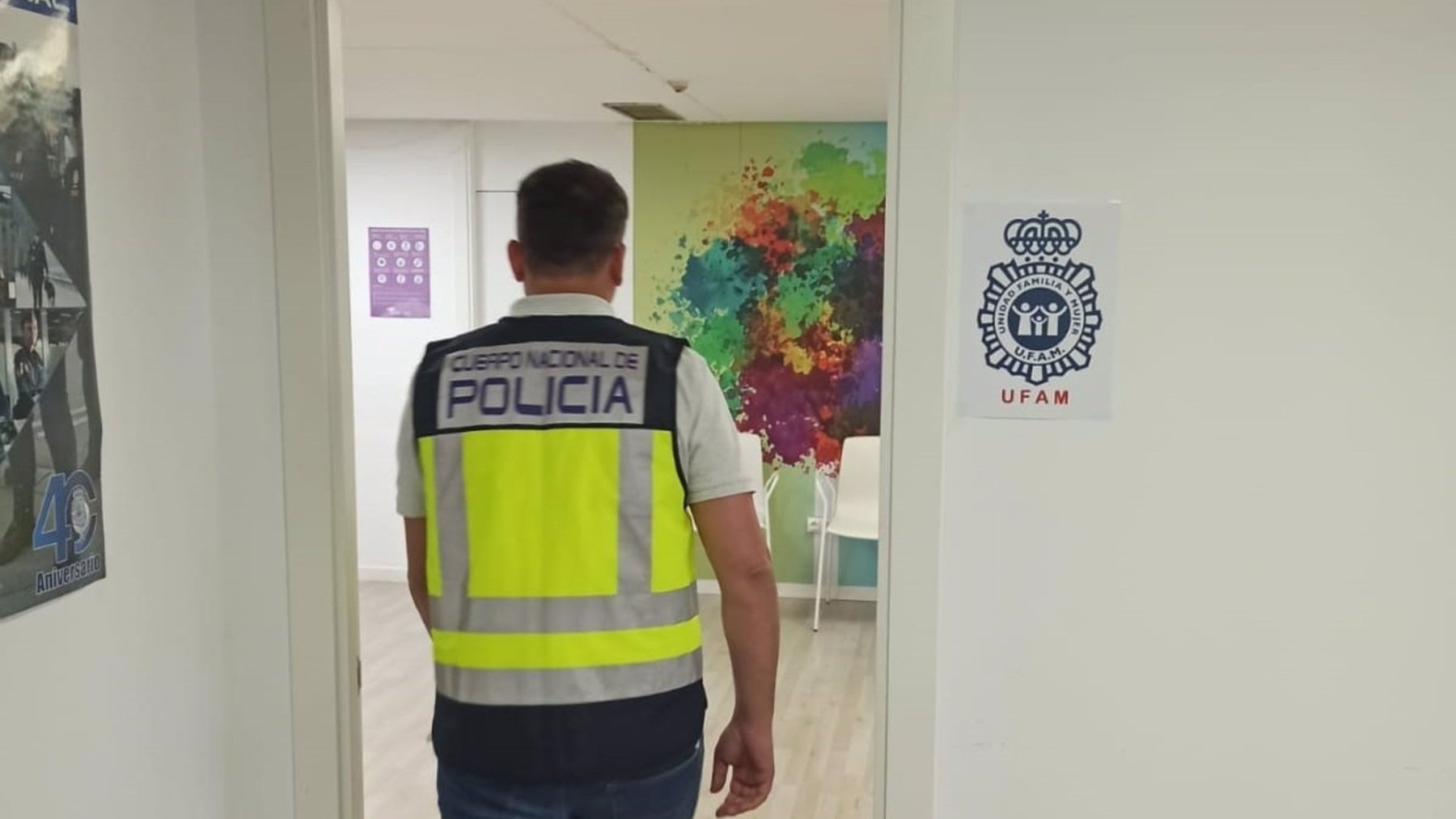 Un agente de la UFAM de la Policía Nacional, de espaldas.