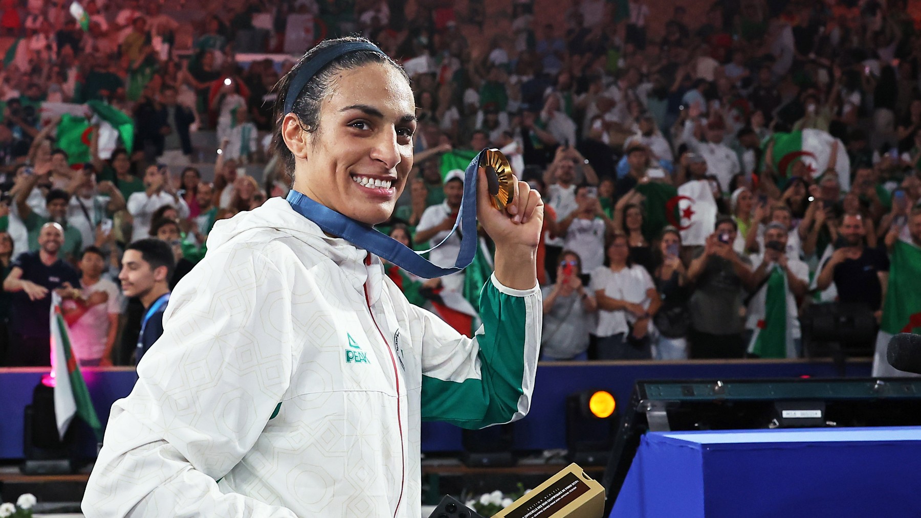 Imane Khelif celebra su oro en París 2024. (Getty)