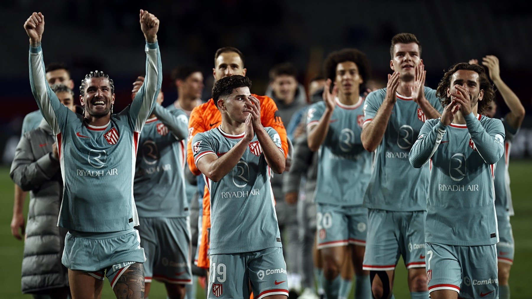 Los jugadores, celebrando la victoria en Barcelona.