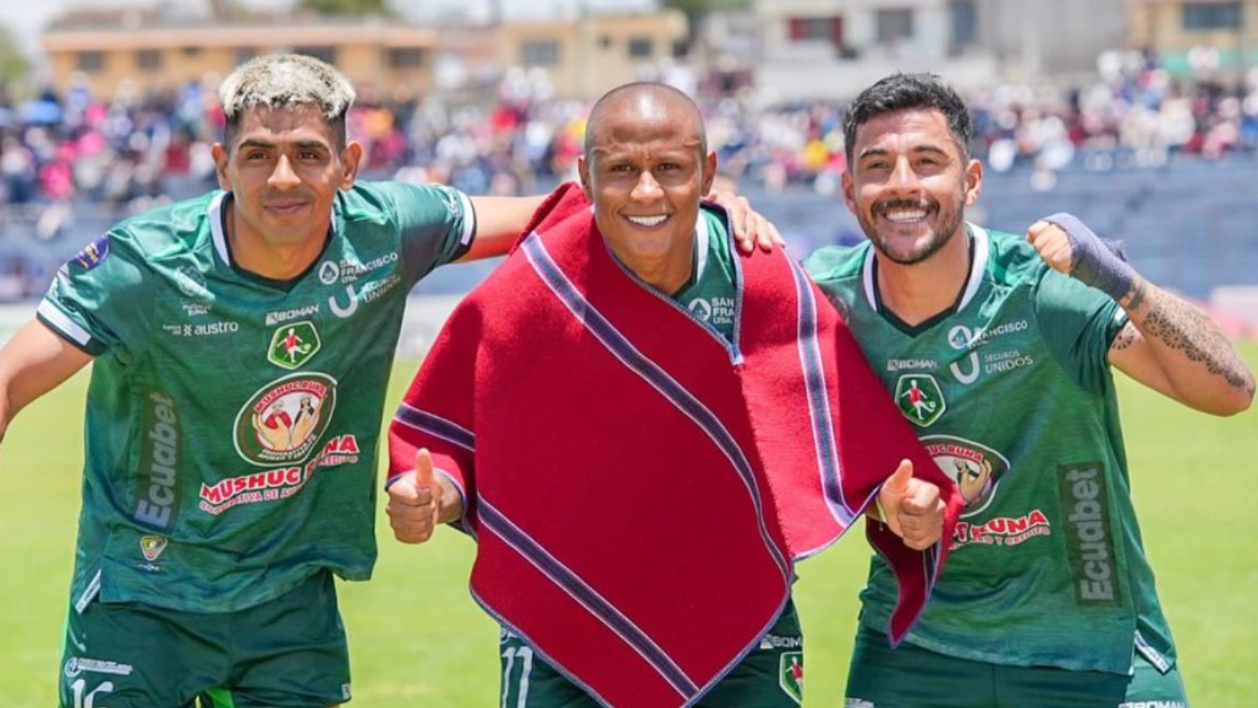 El jugador Mathías Acuña (centro), celebrando un gol con sus compañeros. (Mushuc Runa)