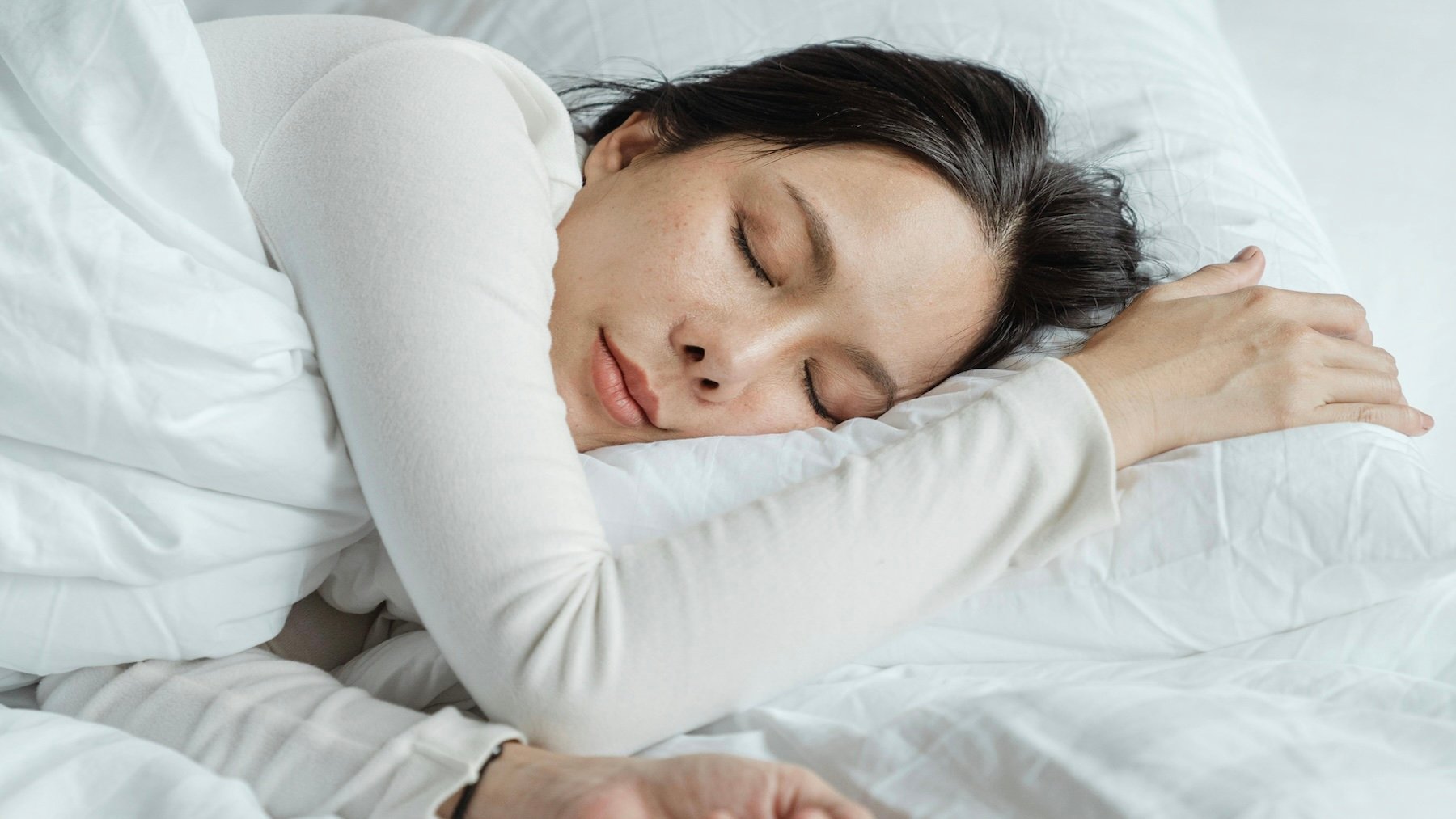 Mujer durmiendo. Foto: Pexels.