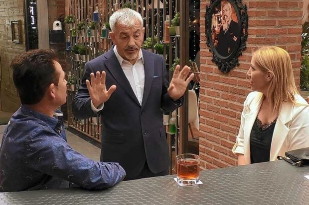 Carlos Sobera junto a dos participantes de 'First Dates'. (Mediaset)