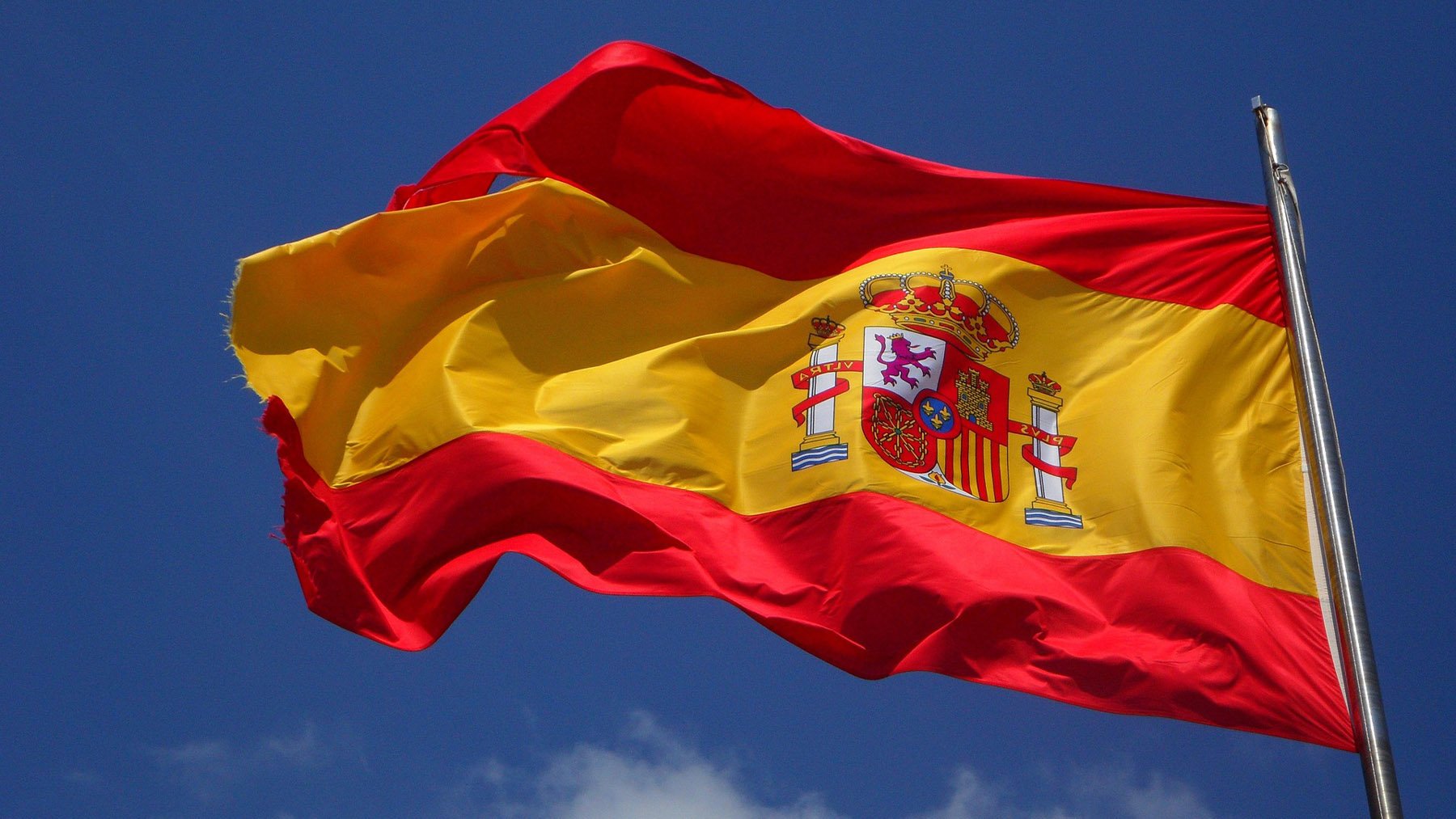 Bandera de España flameando. Foto: Pixabay.