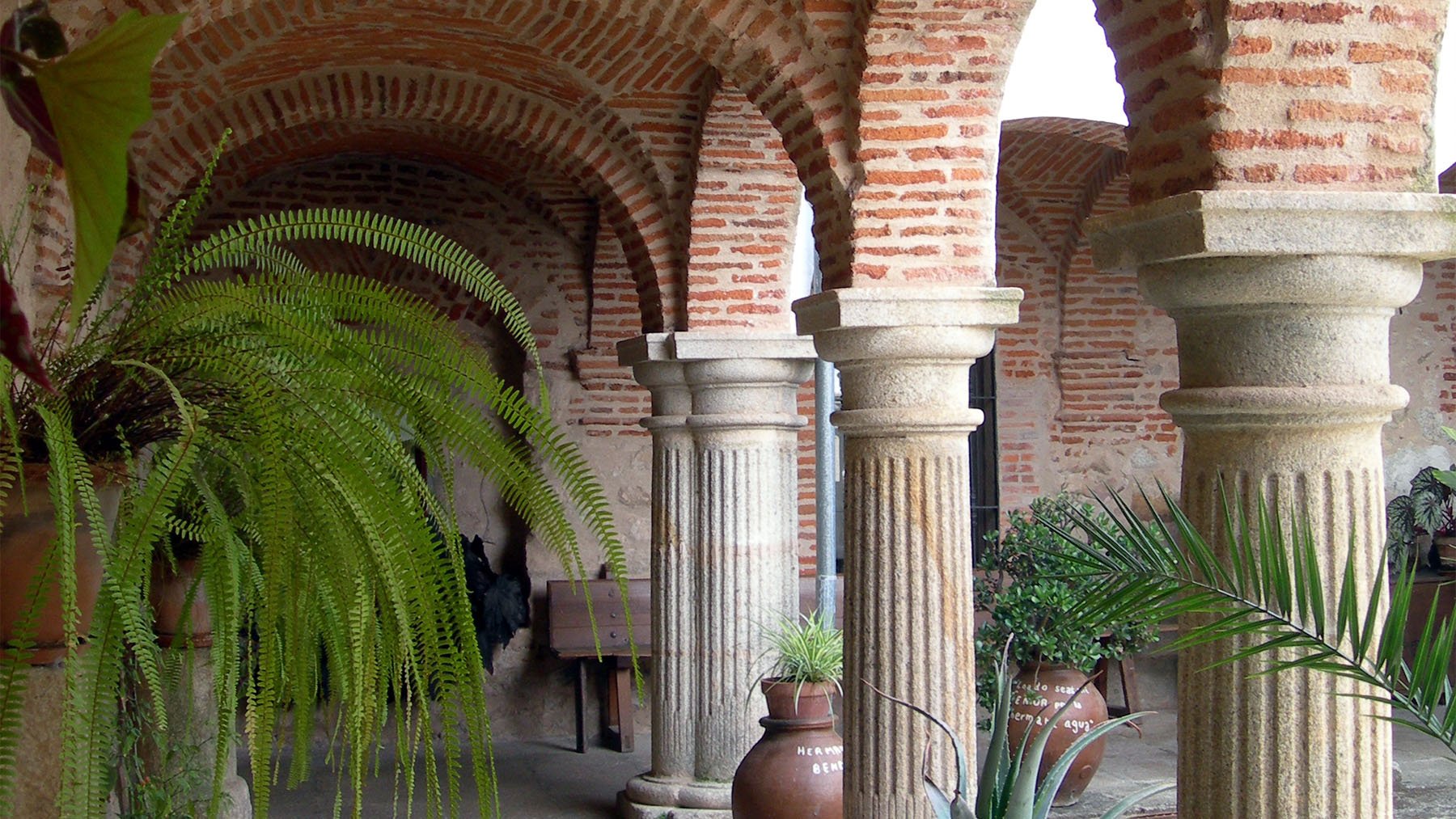 Claustro del convento del Palancar en Pedroso de Acim. Foto: Chemasanco en Wikimedia Commons.