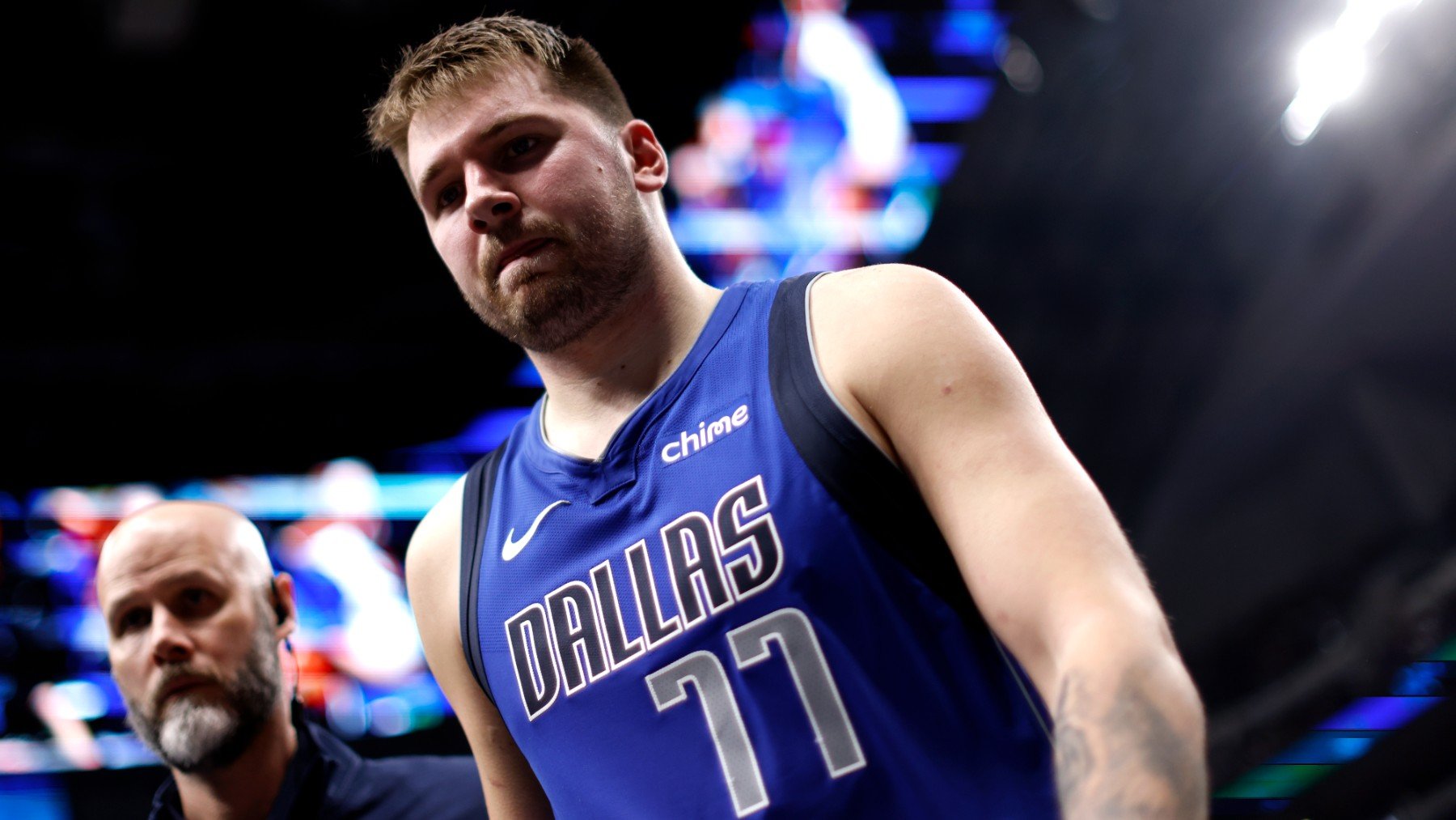 Luka Doncic se retira del campo lesionado. (Getty)