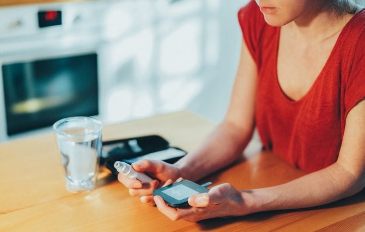 Mujer realizándose pruebas de glucosa @iStock