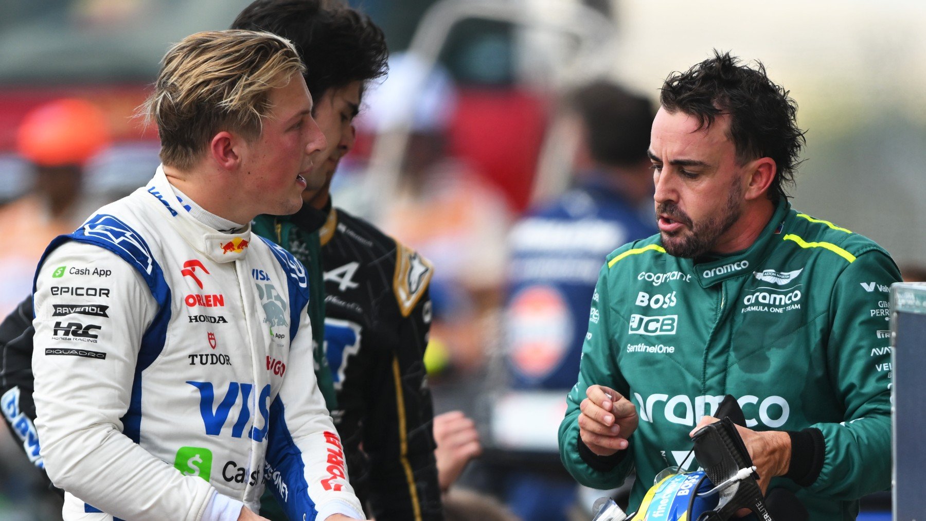 Liam Lawson y Fernando Alonso discutiendo. (Getty)