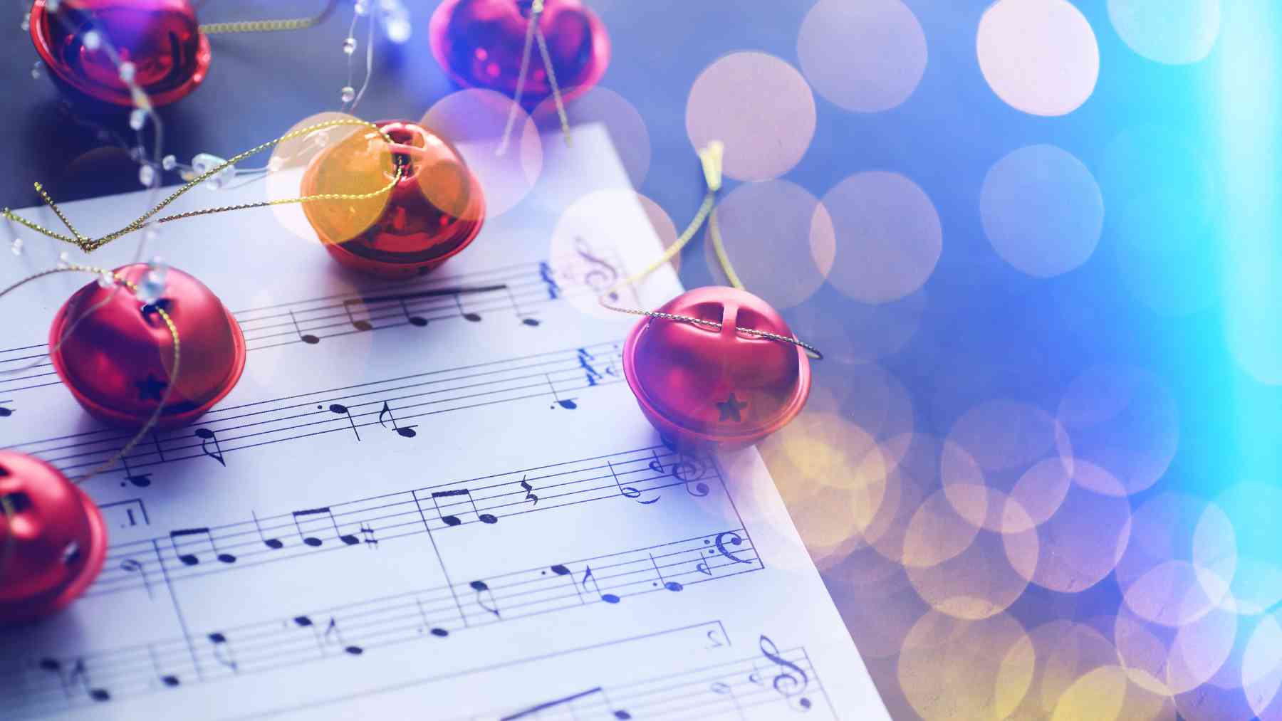 Partitura y adornos navideños.