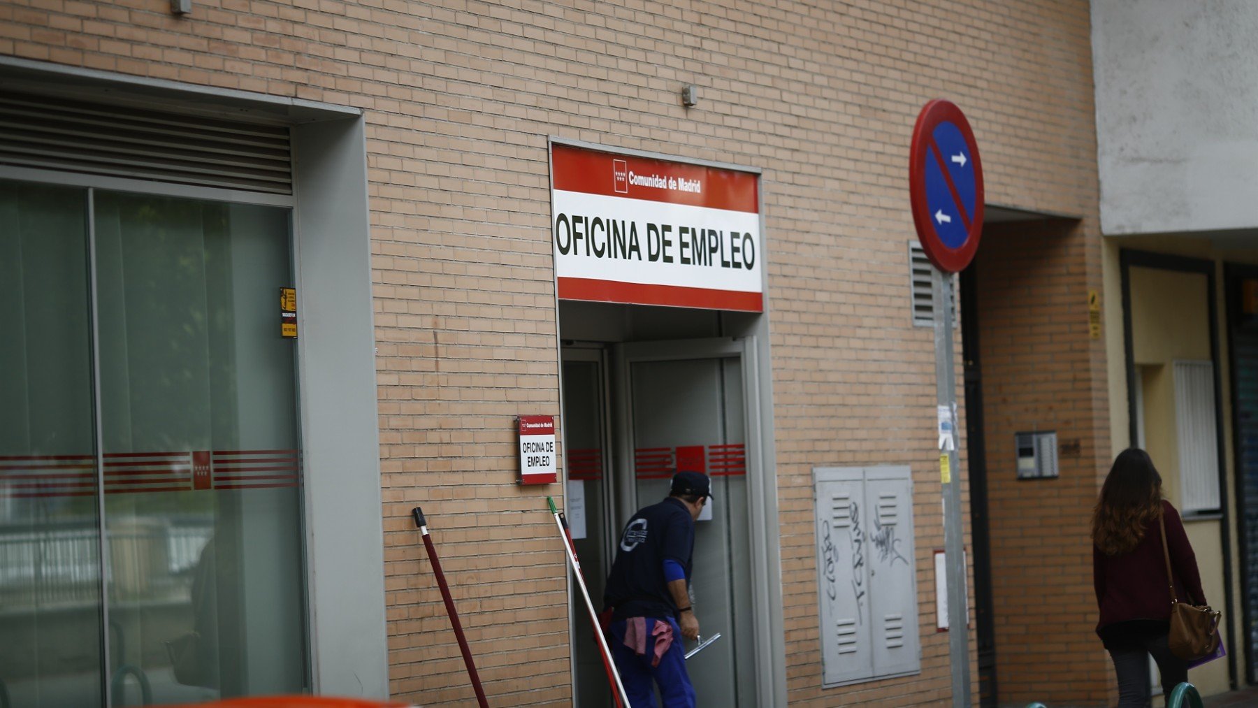 Puerta de una oficina de empleo. (EP)