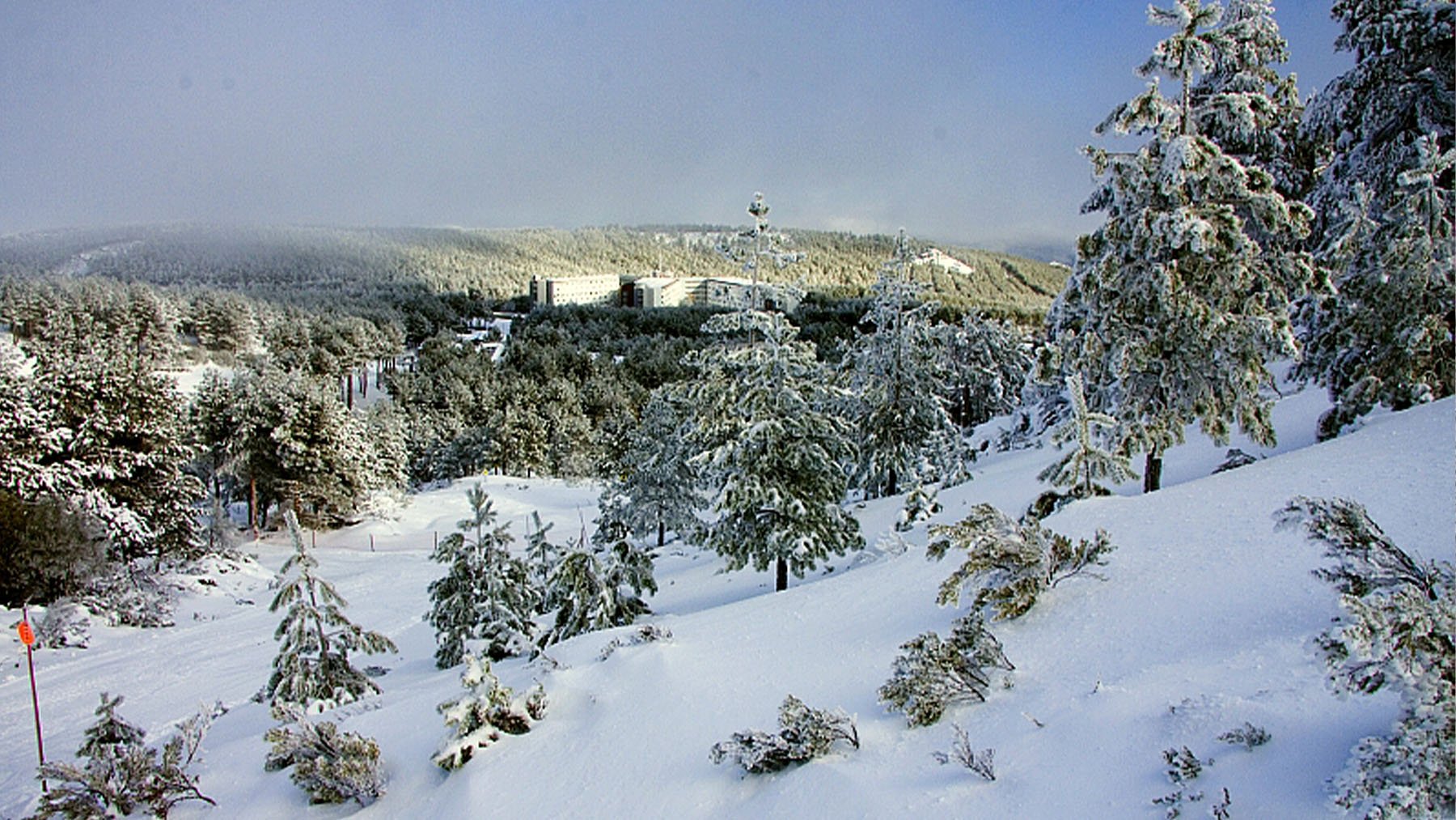 Cima de la Cabeza de Manzaneda cuando nieva. Foto: Fajesus en Wikimedia Commons.