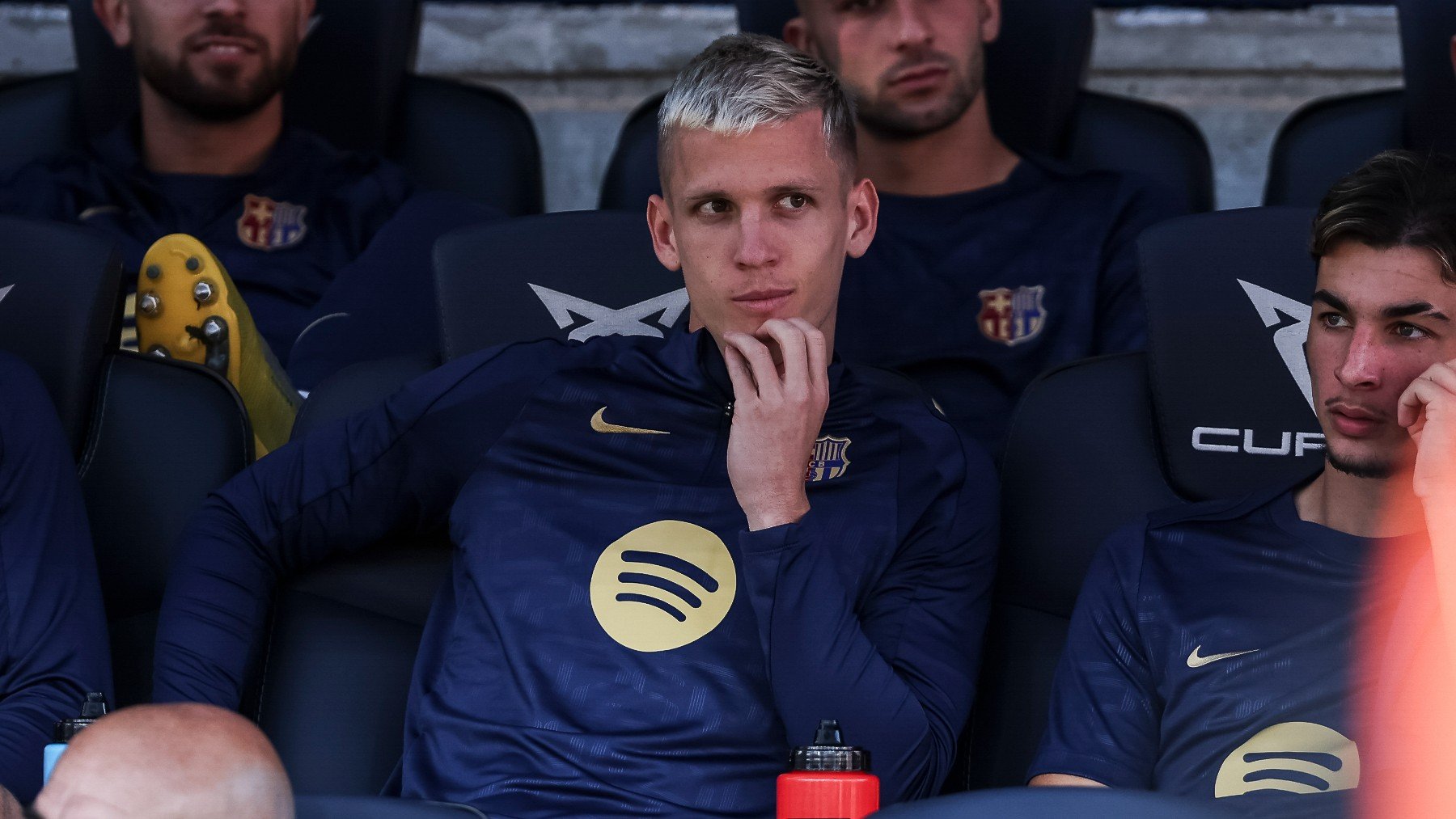 Dani Olmo, en el banquillo. (EP)