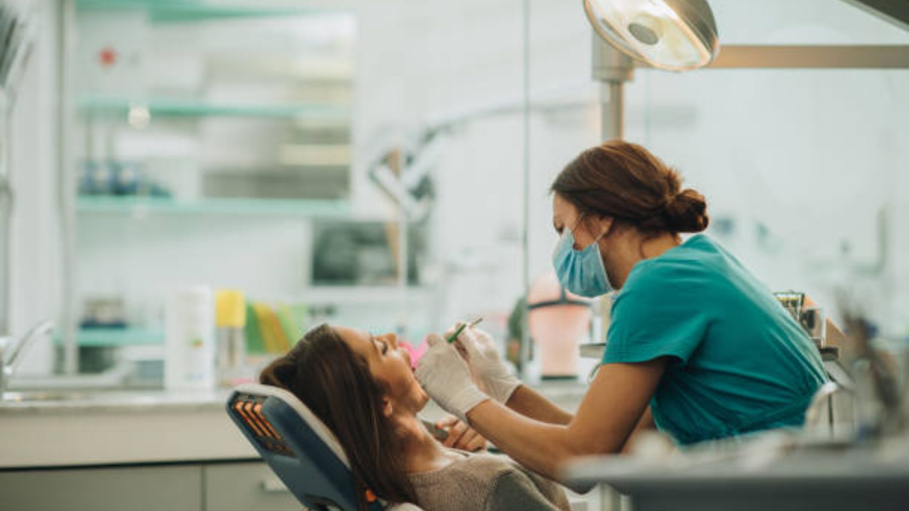 Mujer en el dentista.