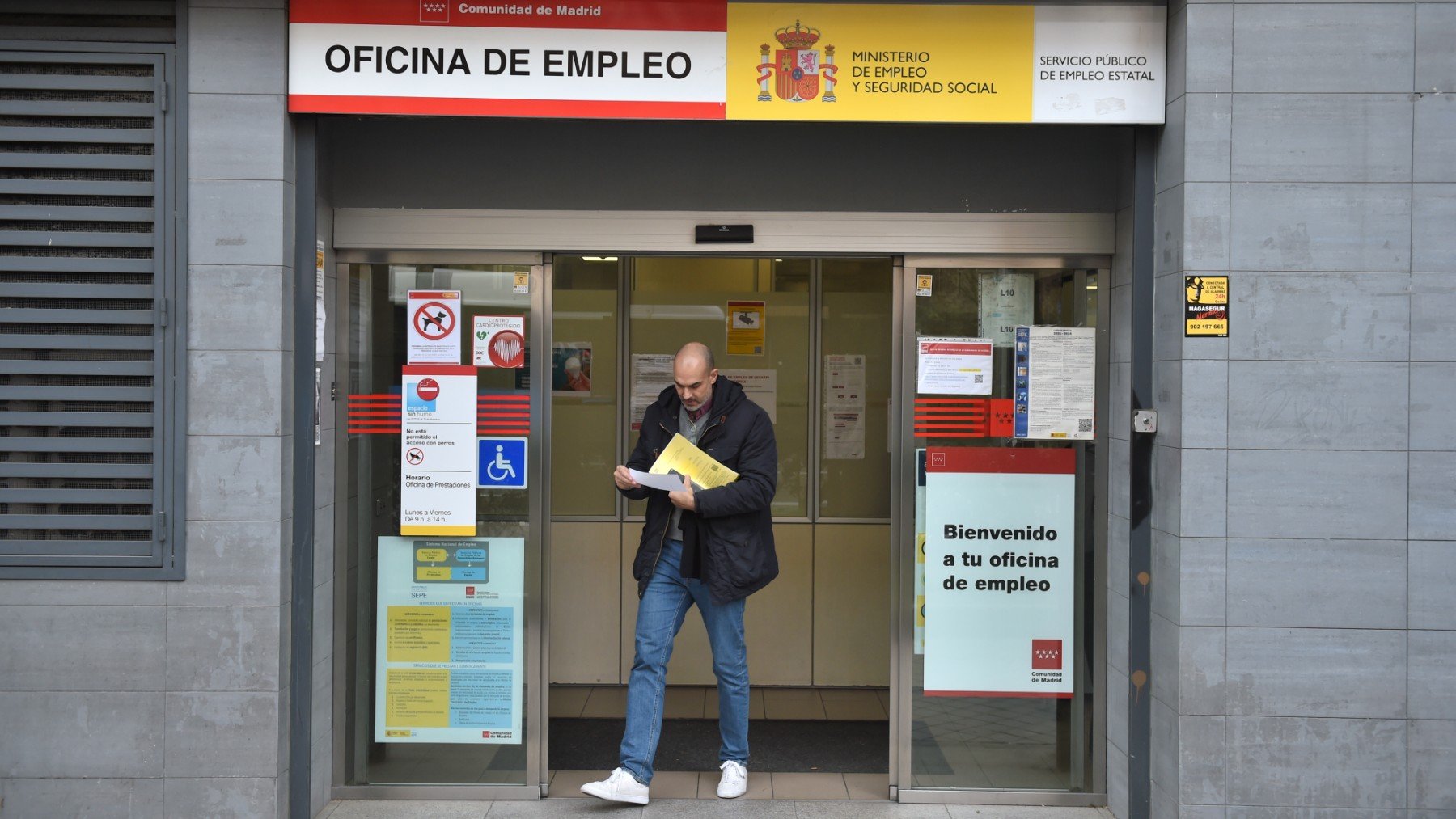 Un hombre sale de una oficina de empleo. (EP)