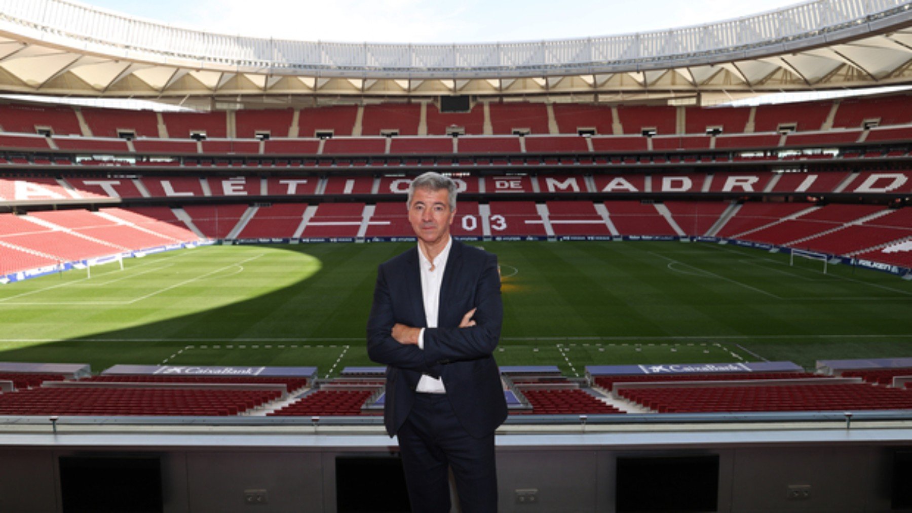 Gil Marín posa en el Metropolitano tras la entrevista con los medios del club. (atleticodemadrid.com)