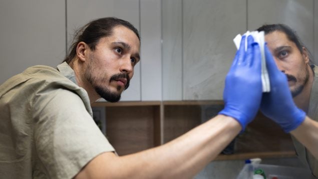 hombre, limpiando, eliminar los arañazos del espejo, limpieza