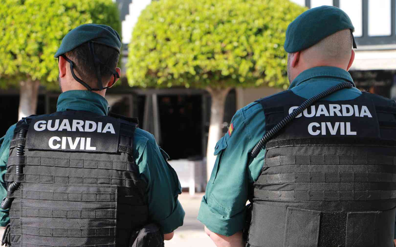 Dos agentes de la Guardia Civil.