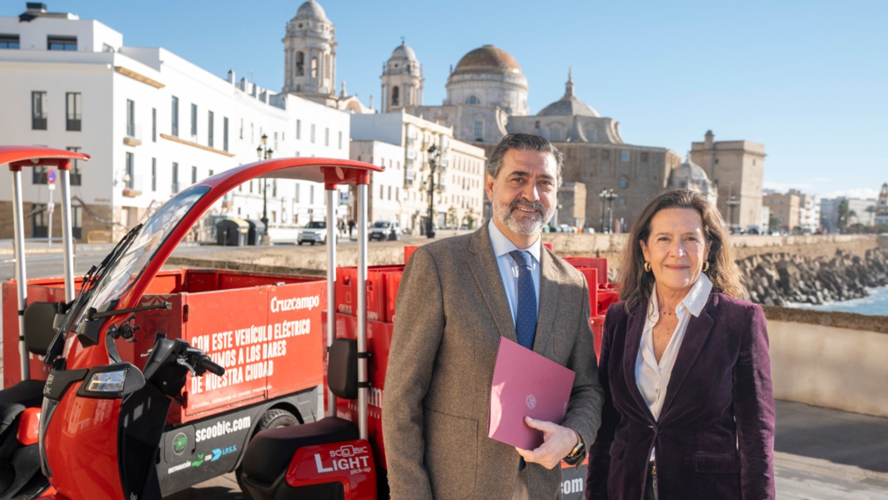 De izq. a dcha. José Manuel Verdulla, delegado de Movilidad del Ayuntamiento de Cádiz, y Ada Bernal, directora regional de Relaciones Institucionales en Andalucía de HEINEKEN España @Heineken