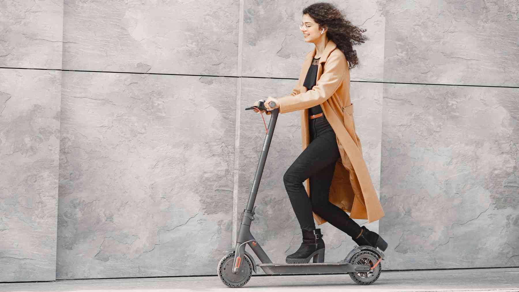 Una mujer en un patinete eléctrico.