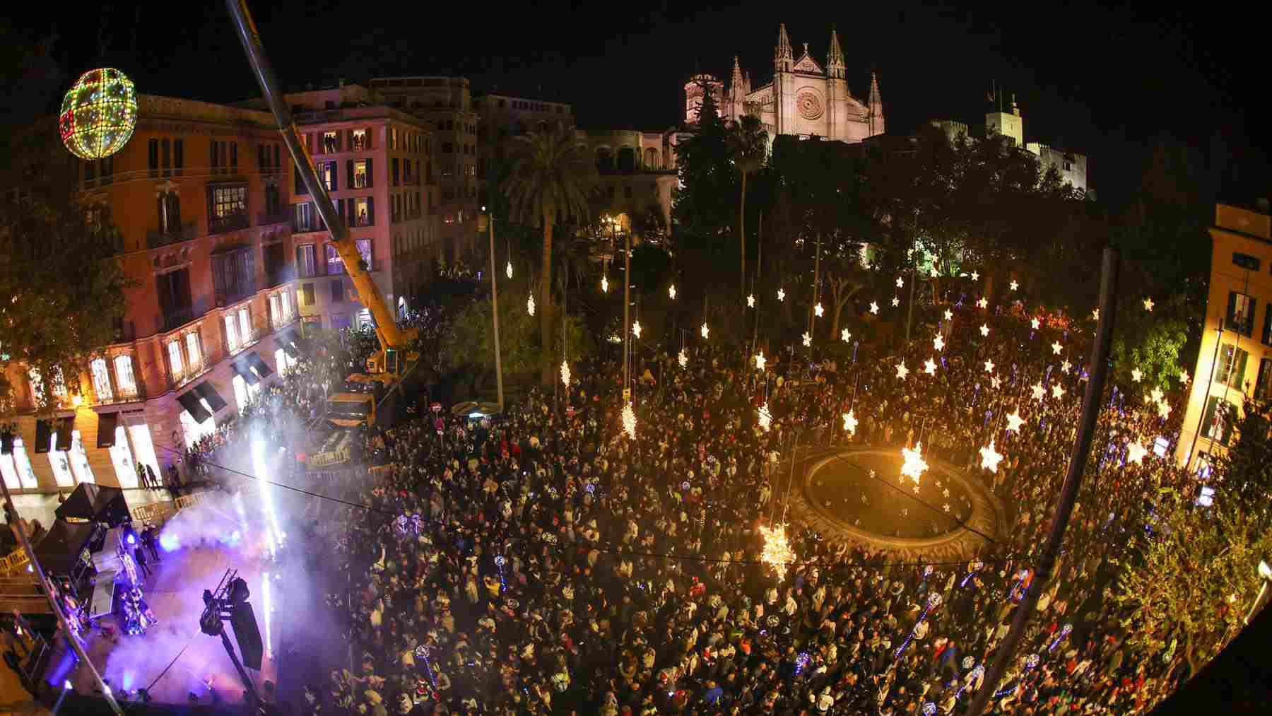 Encendido del alumbrado navideño en la plaza de la Reina de Palma.