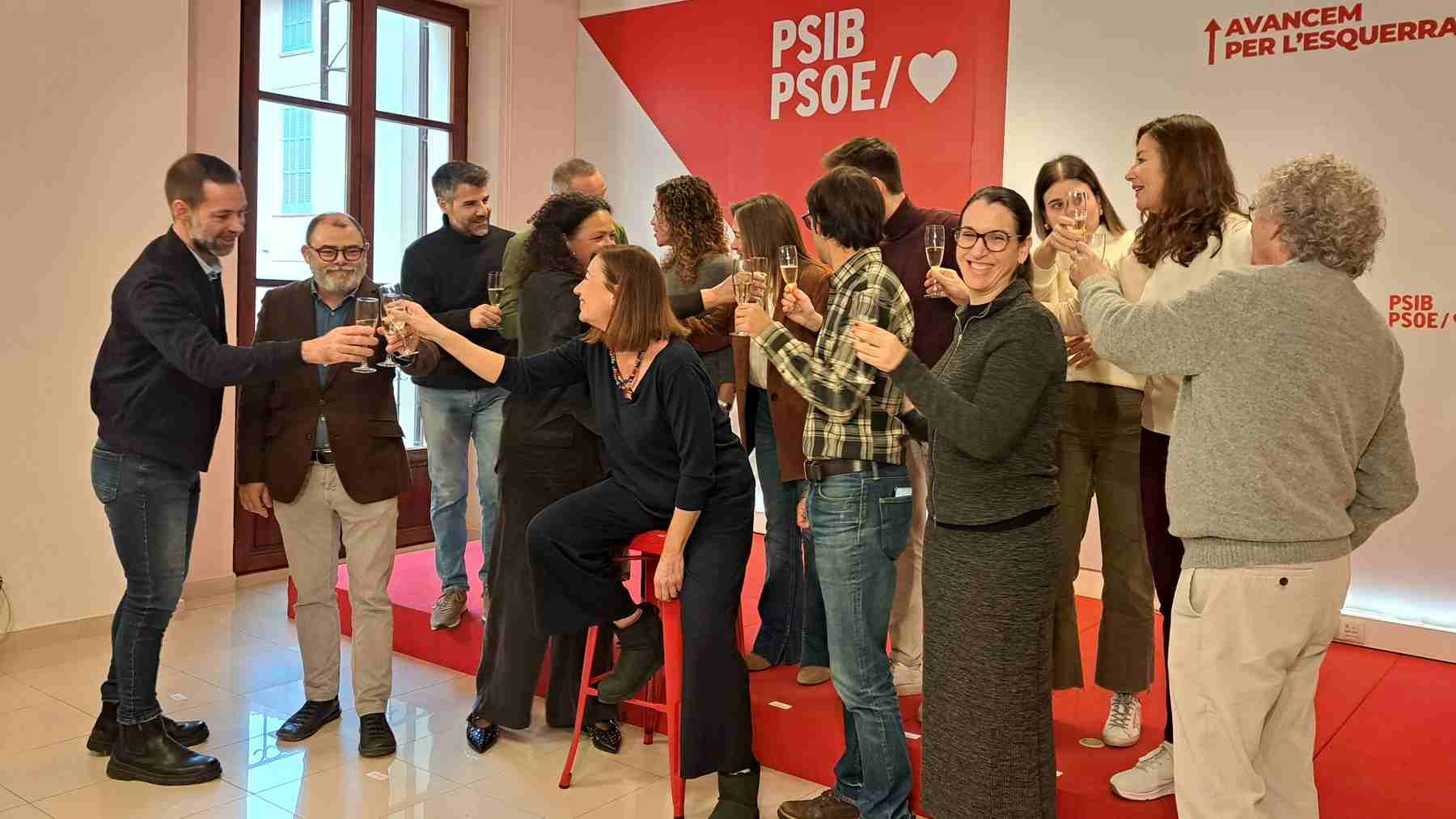 Brindis navideño de los socialistas de Baleares en Palma con Francina Armengol.