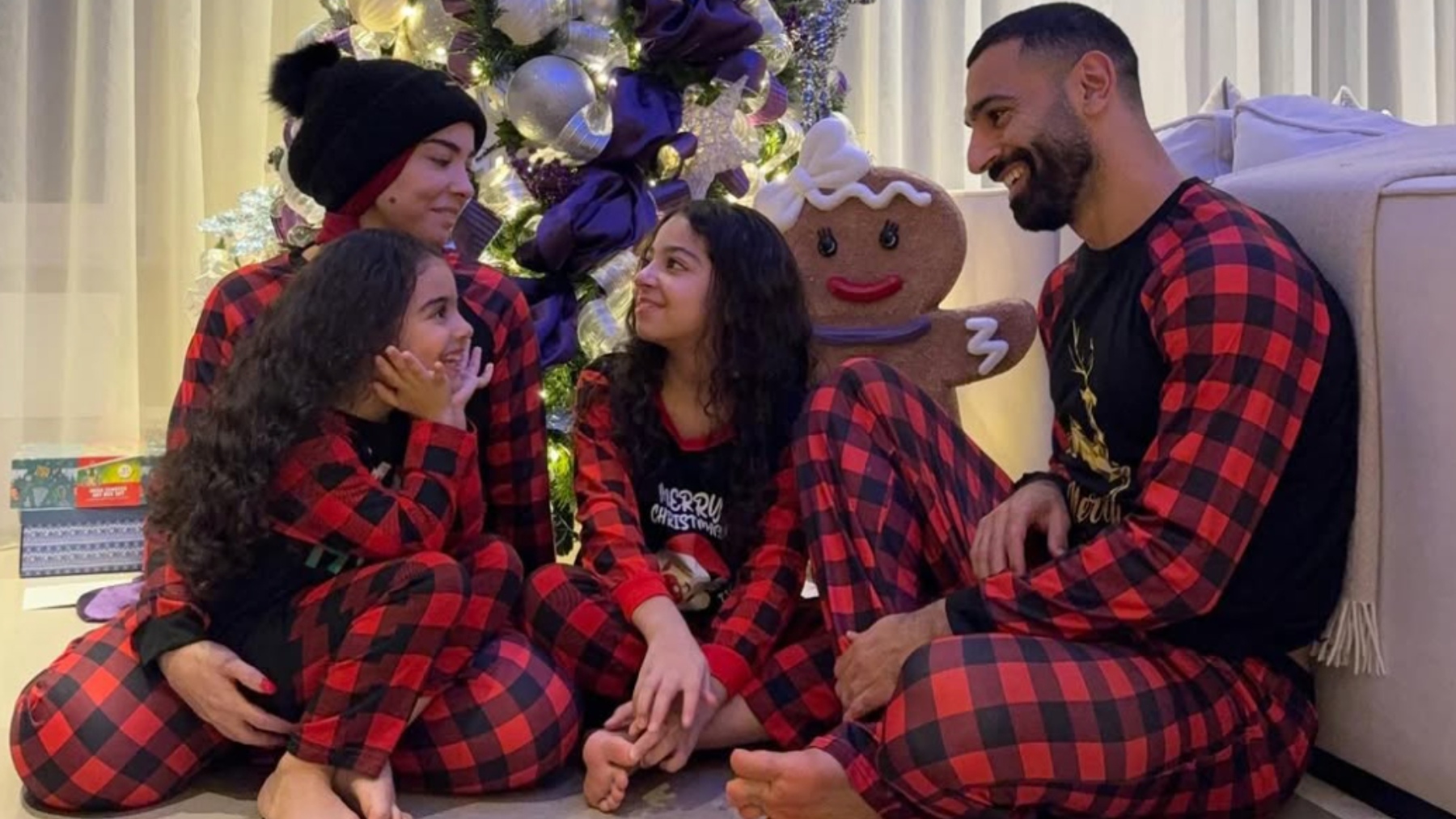 Mohamed Salah junto a su familia celebrando la Navidad.