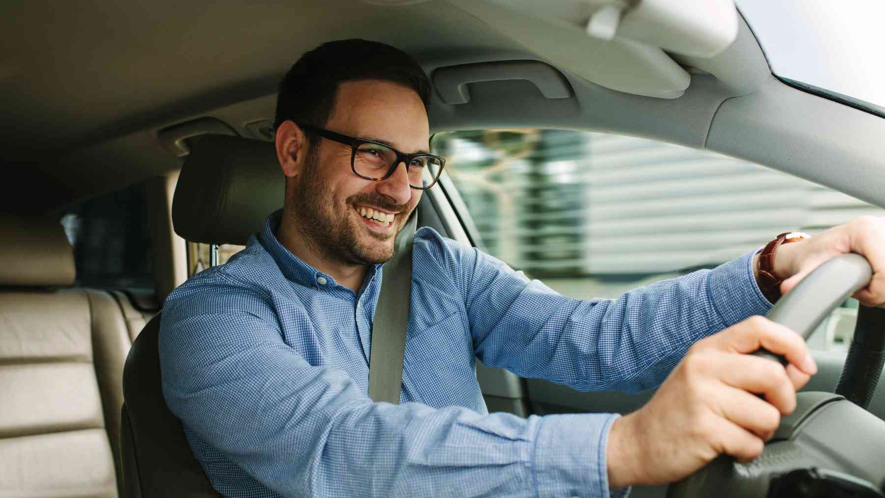 Un hombre conduciendo.