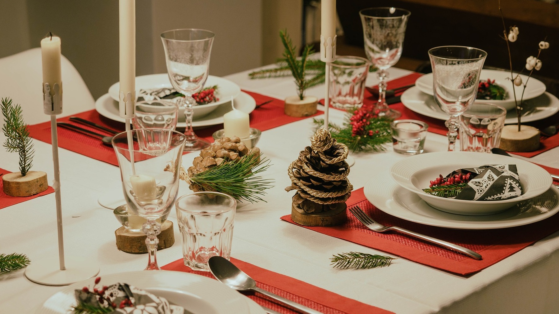 Mesa adornada en Navidad.