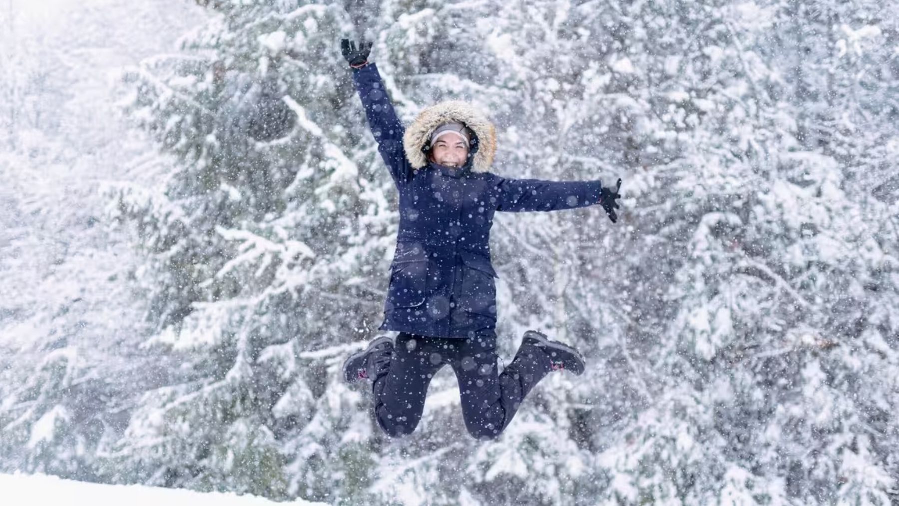 Mujer en la nieve con la parka Decathlon.