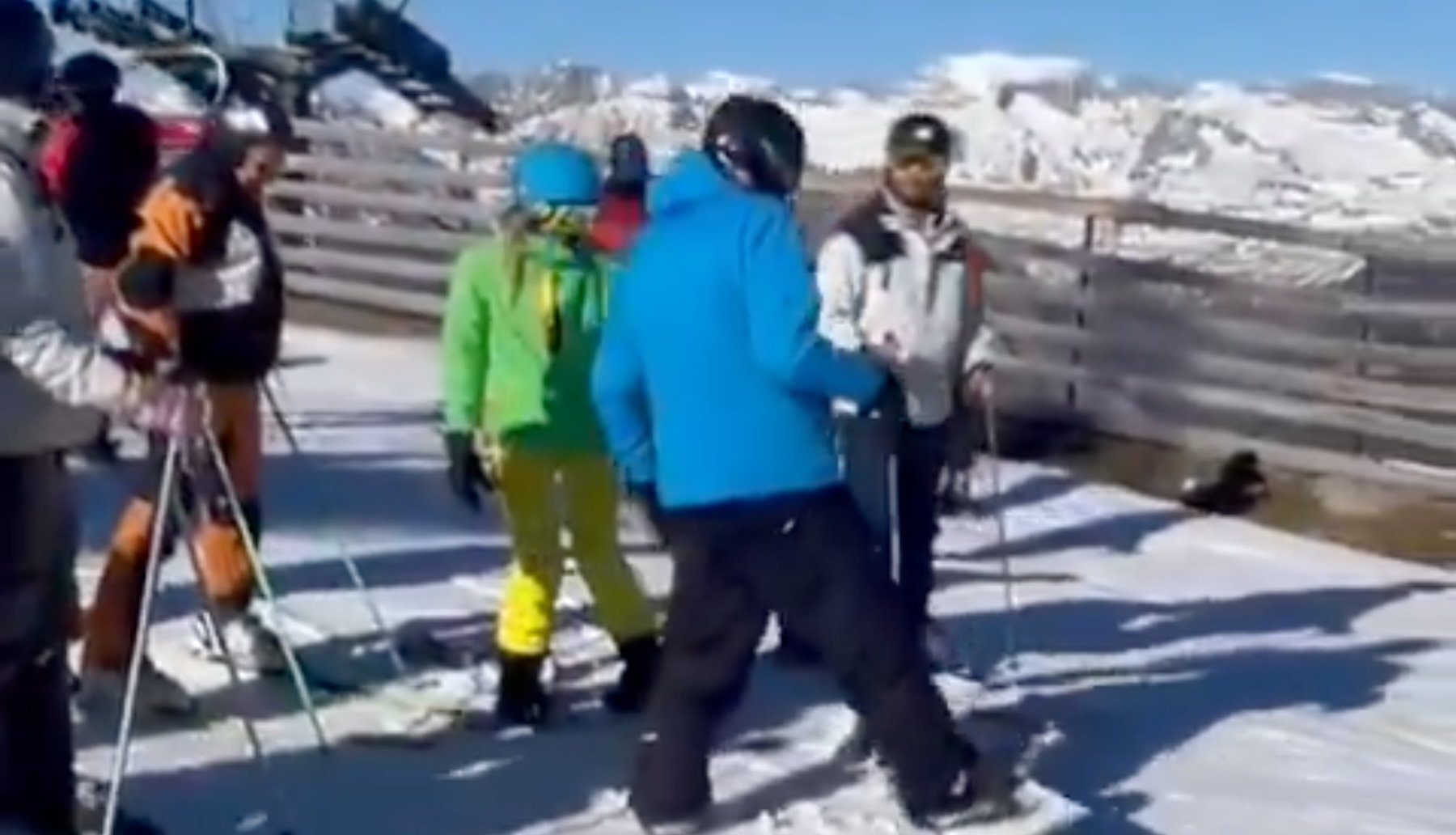 Pedro Sánchez y la imputada Begoña Gómez, mientras eran abucheados en Cerler (Huesca).