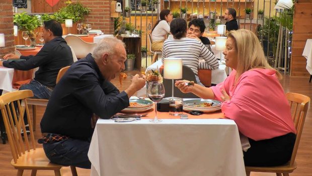 Tomás y Chari durante su cita en First Dates (Mediaset).