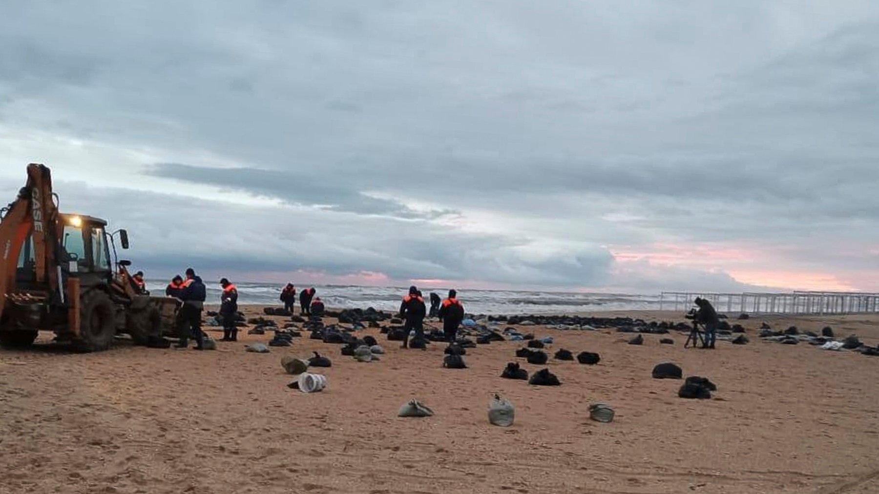 Equipos de emergencia desplegados en una playa de la zona afectada.