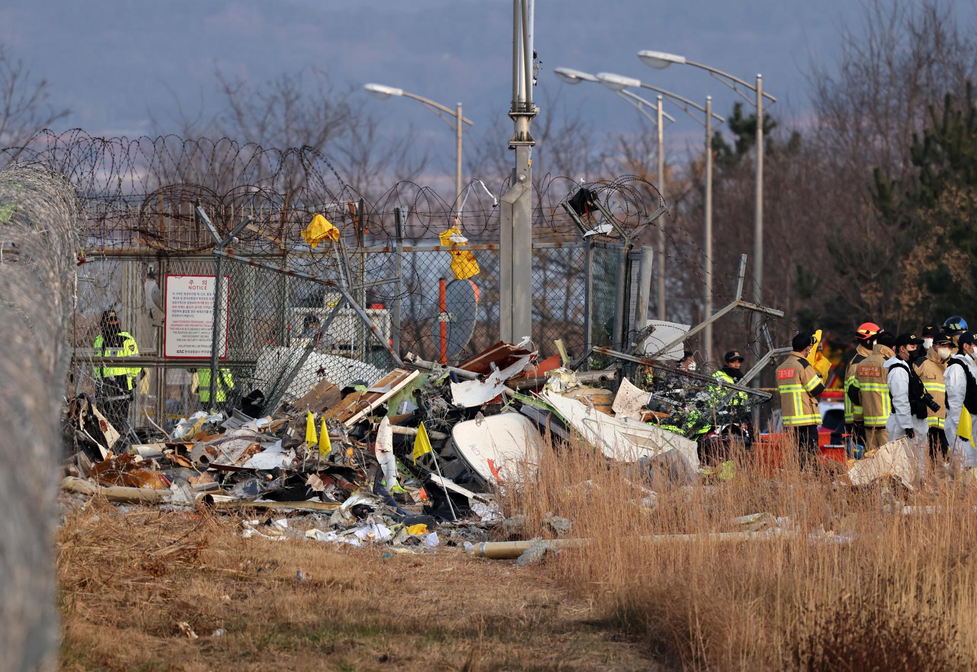 El avión queda destrozado tras el accidente en Muan. (FOTO: EFE)