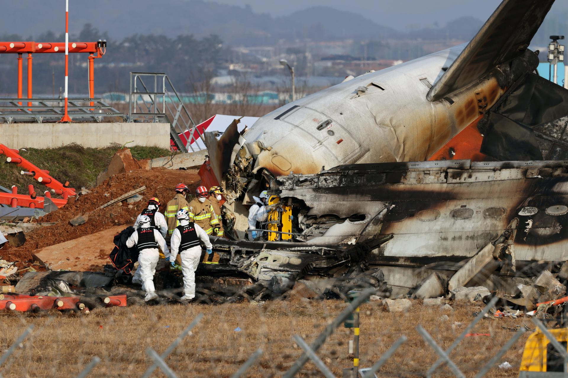 El avión destrozado tras el accidente en Muan. (FOTO: EFE)