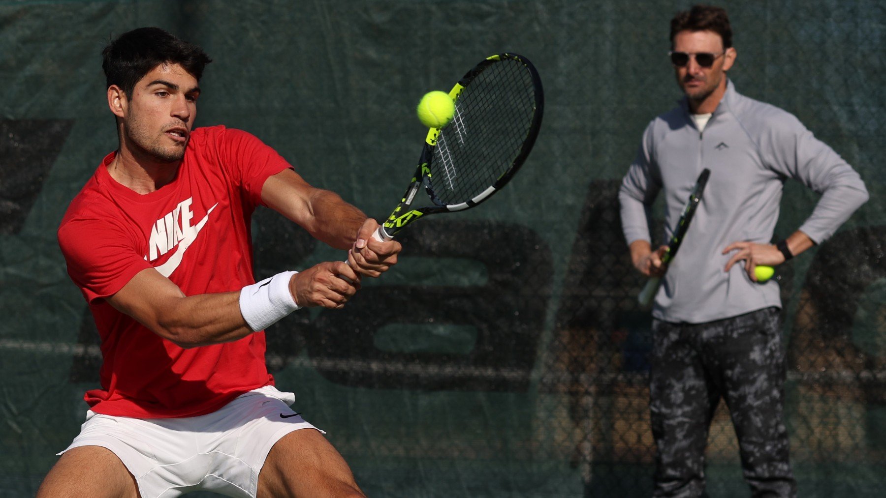 Carlos Alcaraz entrenando junto a Ferrero en la pretemporada. (Getty)