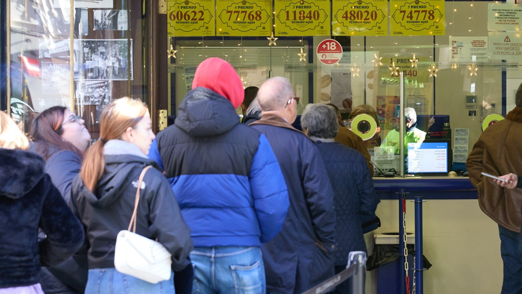 Varias personas hacen cola para comprar lotería. (EP)